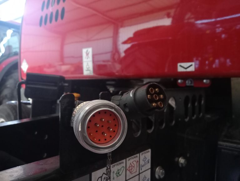 Vue des bus de com d'un tracteur