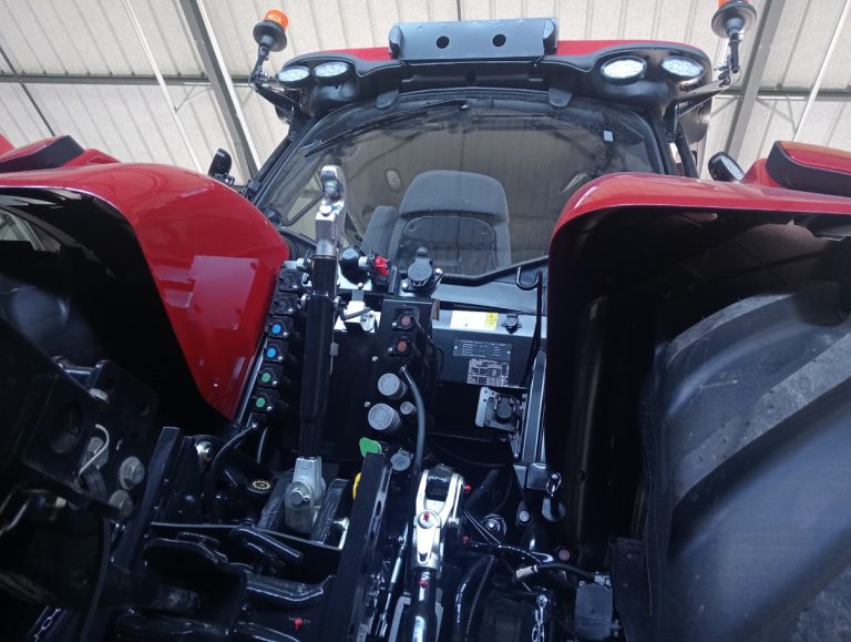 Vue d'un tracteur depuis l'arrière